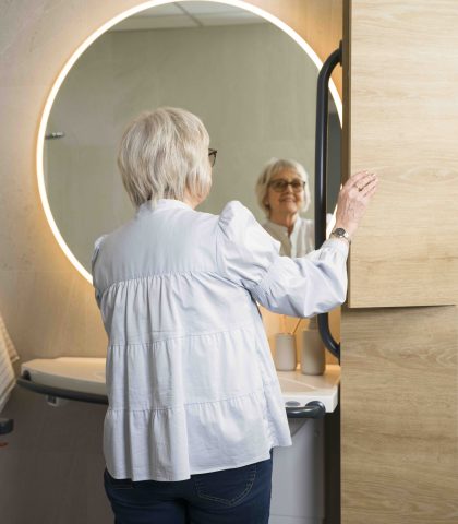 lady-opening-bano-cabinet